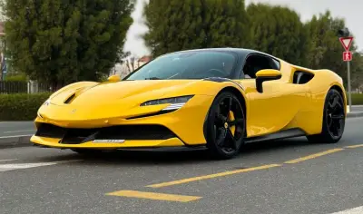 Dubai'de Ferrari SF90 kirala