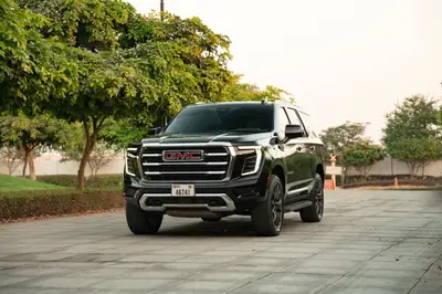 Dubai'da 2026 model siyah GMC Yukon kiralayın