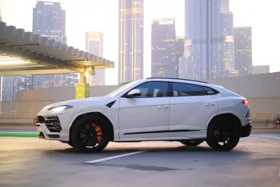 Dubai'de Lamborghini URUS kiralık