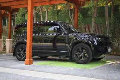 Dubai'de Land Rover Defender kiralayın