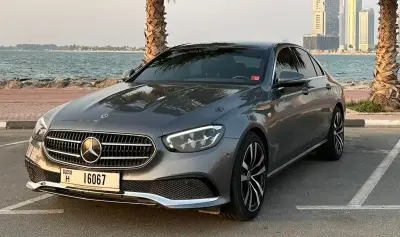 Dubai'da Mercedes E 200 kiralık