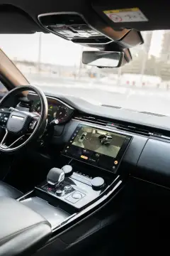 在迪拜租赁2024年白色路虎运动版