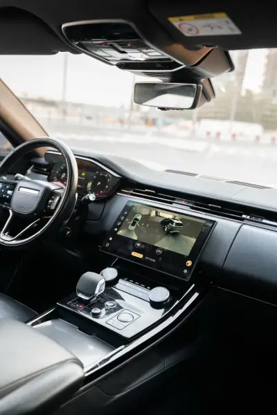 Dubai'de 2024 Model Beyaz Range Rover Sport Kiralayın