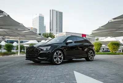 Dubai'de Siyah Audi RSQ8 Kirala