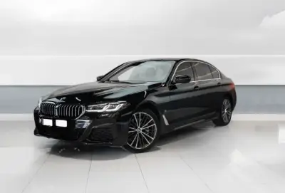 Dubai'de Siyah BMW 530Li Araç Kiralama