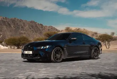 Dubai'de Mavi BMW M4 Competition Araç Kiralama