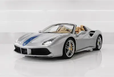 Dubai'de Gümüş Ferrari 488 Spider Kirala