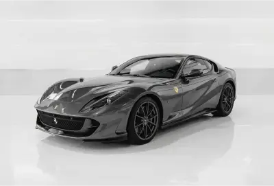 Dubai'de Gri Ferrari 812 SuperFast kiralık
