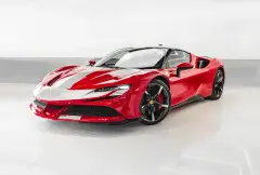 Dubai'de Kırmızı Ferrari SF 90 Kirala