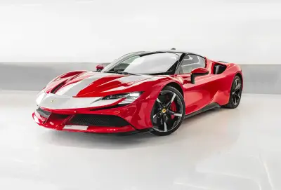 Dubai'de Kırmızı Ferrari SF 90 Kirala