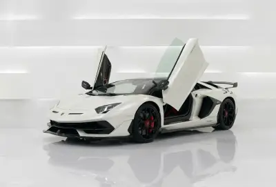 Dubai'de Lamborghini Aventador Roadster SVJ Beyaz kiralık
