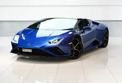 Dubai'de mavi Lamborghini Evo Spyder kiralayın