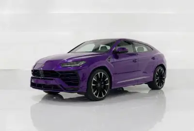 Dubai'de Mor Lamborghini Urus Kirala