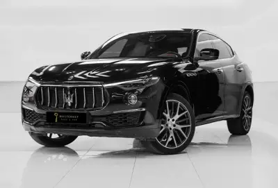 Dubai'de Kiralık Maserati Levante Siyah