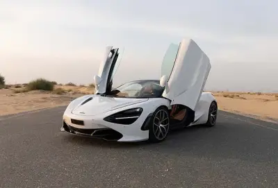 Dubai'de Beyaz Mclaren 720S Spider kiralayın