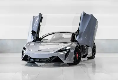 Dubai'da Kiralık McLaren Artura Gri