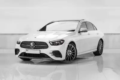 Dubai'de Beyaz Mercedes E 300 Kirala