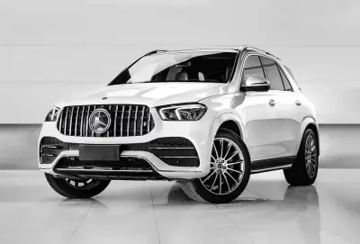 Dubai'de Beyaz Mercedes GLE 350 Kirala