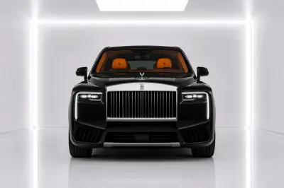 Dubai'de 2025 model Siyah Rolls-Royce Cullinan kiralık