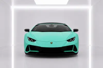 Dubai'de Mavi Lamborghini Huracan Evo kiralık