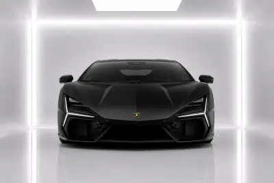 Dubai'de Siyah Lamborghini Revuelto kiralayın
