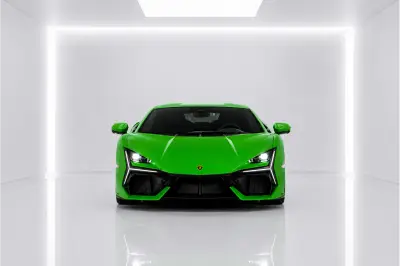 Dubai'de Yeşil Lamborghini Revuelto Kirala