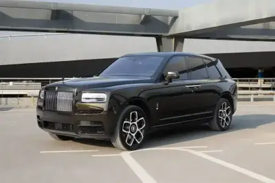 Dubai'de Rolls-Royce Cullinan Yeşil kiralık