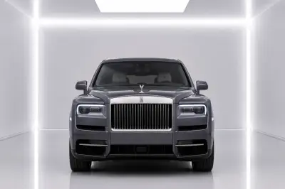 Dubai'da Kiralık Rolls-Royce Cullinan Gri