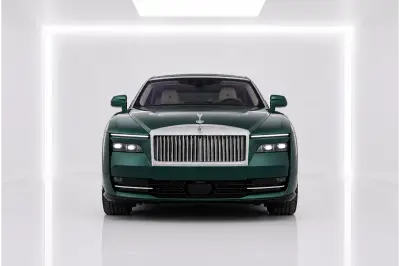 Rolls-Royce Spectre Yeşil Kiralık Dubai'de