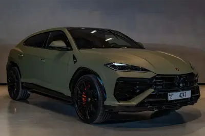 Dubai'de Yeşil Lamborghini Urus SE Kirala
