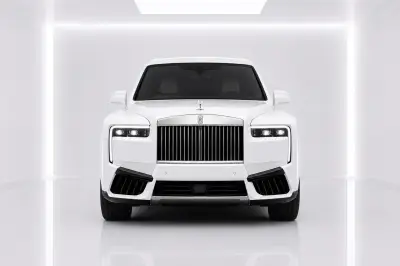 Dubai'da 2025 model Beyaz Rolls-Royce Cullinan kiralık