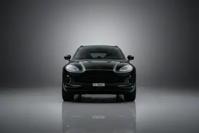 Dubai'da 2022 model siyah Aston Martin DBX kiralayın
