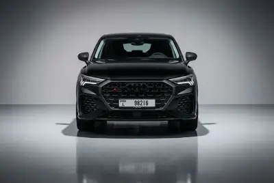 Dubai'de Siyah Audi RSQ3 2022 Kirala