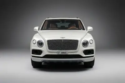 Dubai'de Beyaz Bentley Bentayga 2019 Kirala