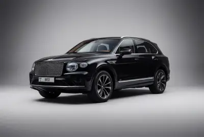 Dubai'de Siyah Bentley Bentayga 2023 Kirala