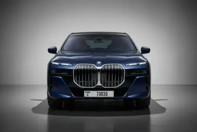 Dubai'de 2024 Model Mavi BMW 735i Kiralık