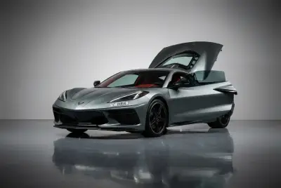 Dubai'de 2022 model Gri Chevrolet Corvette kiralayın