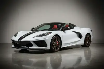 Dubai'de 2023 model Beyaz Chevrolet Corvette kiralayın