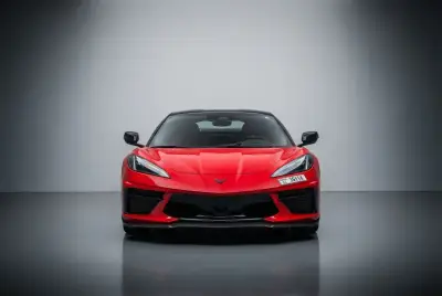 Dubai'de 2025 model kırmızı Chevrolet Corvette kiralayın