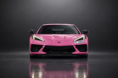 Dubai'de 2023 model Pembe Chevrolet Corvette kiralayın