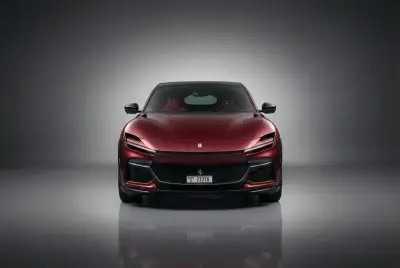 Dubai'de 2025 model Ferrari Purosangue Kırmızı kiralık