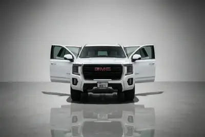 Dubai'da 2022 model Beyaz GMC Yukon kiralayın