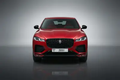 Dubai'de 2025 Model Kırmızı Jaguar F-PACE kiralayın
