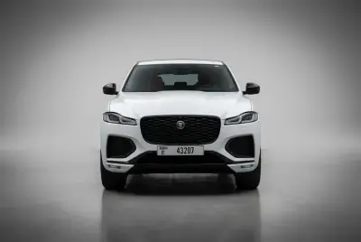 Dubai'da 2025 model Beyaz Jaguar F-PACE kiralık