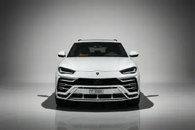 Dubai'de 2022 Beyaz Lamborghini Urus kiralık