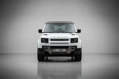 Dubai'de 2025 model Beyaz Land Rover Defender kiralık