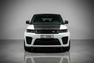 Dubai'da 2022 model Beyaz Range Rover Sport SVR kiralık