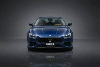 Dubai'de 2021 model Mavi Maserati Ghibli kiralayın