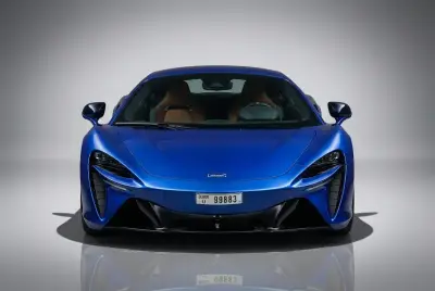 Dubai'da 2025 model Mclaren Artura Spider Mavi kiralayın
