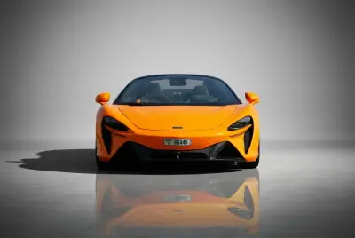 Dubai'de 2025 model turuncu McLaren Artura Spider kiralayın